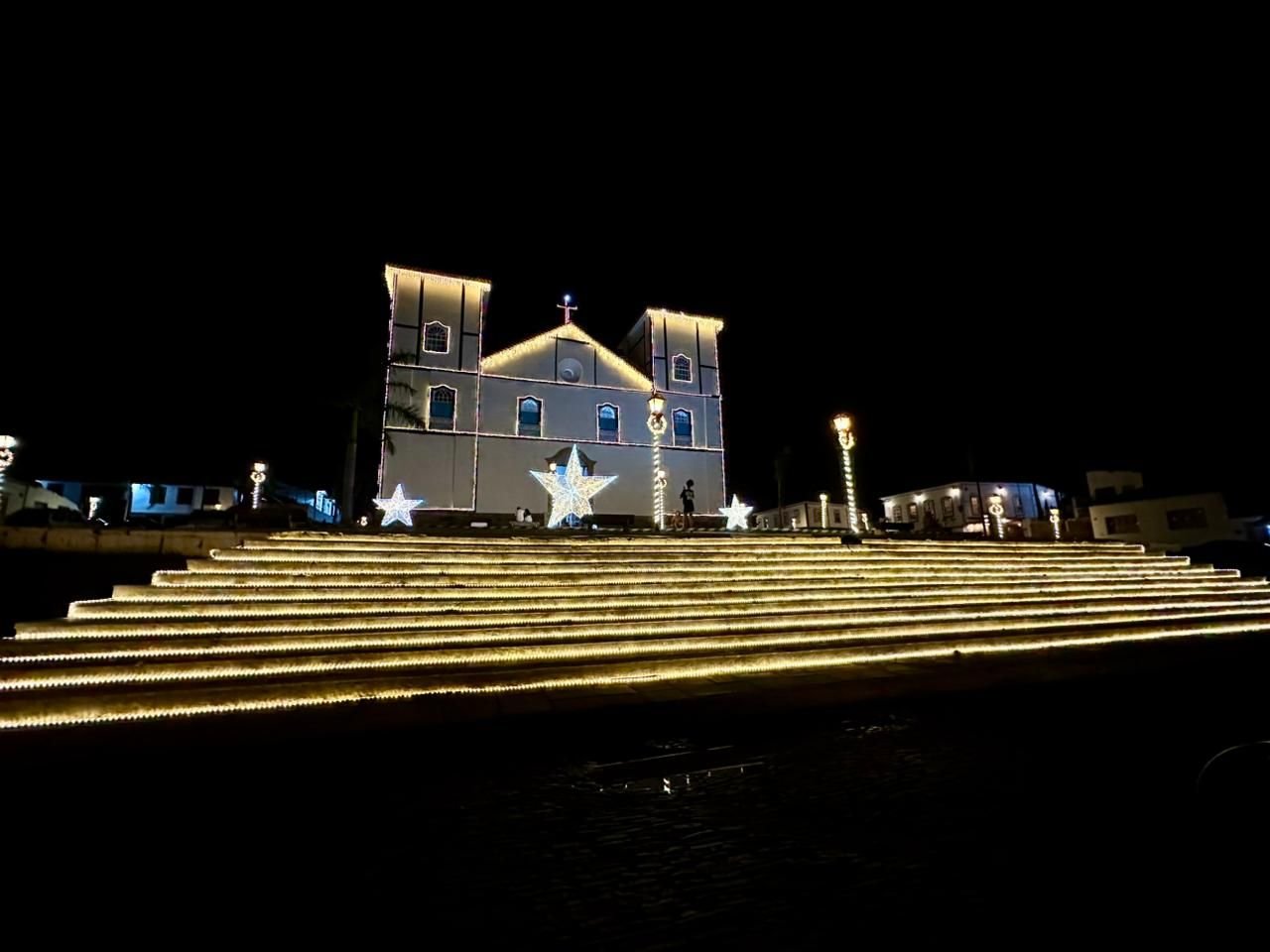 Como aproveitar a magia do Natal do Cerrado em um passeio noturno inesquecível em Pirenópolis